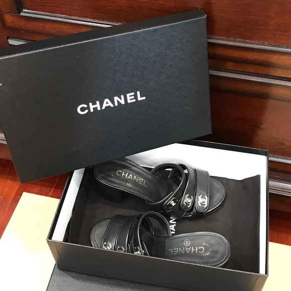 NIB CHANEL CC TURN LOCK LAMB SKIN MULE. - Picture 4 of 13